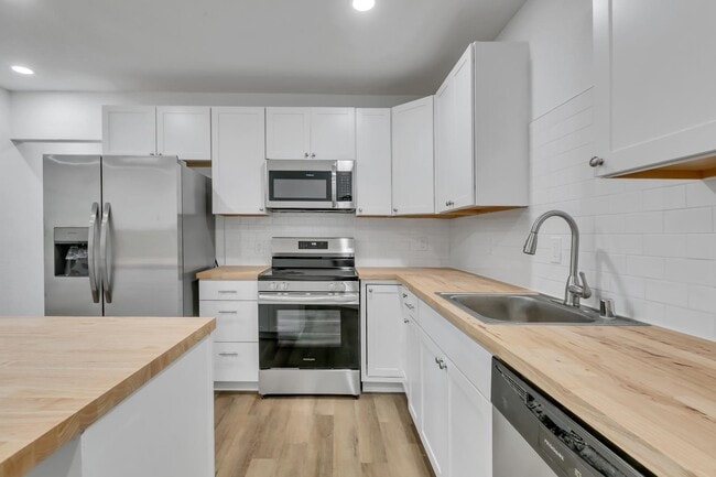 Building Photo - 1720 N Wycoff Ave
