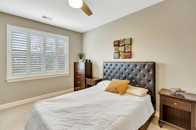 Building Photo - Immaculate Townhome in Dunes West