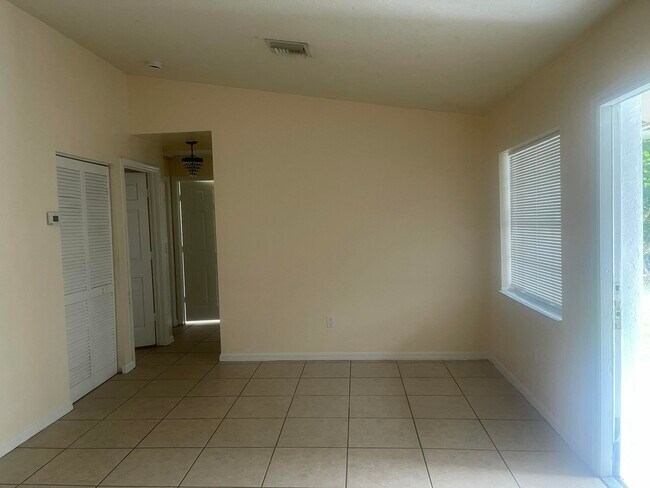 Building Photo - 2225 Laura Ln