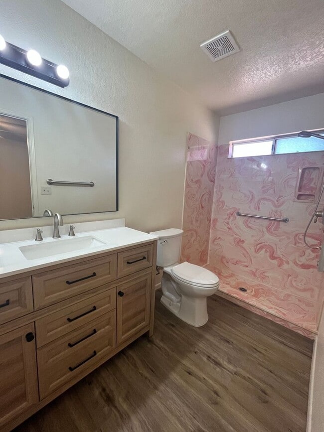 Building Photo - Spacious 3 bedroom with den.