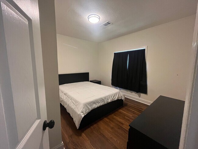 Building Photo - 2 minutes away from Rhodes College! Beautifully Renovated! Pets are owner's approval, fees do apply.