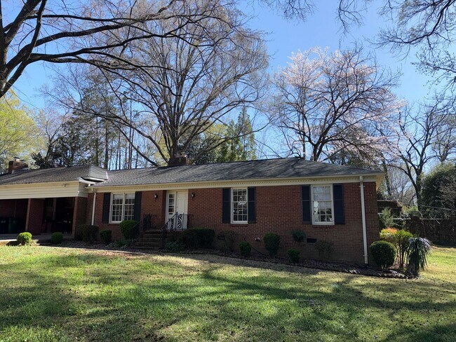 Primary Photo - Myers Park 3 Bedrooms 2 Bathroom Duplex!