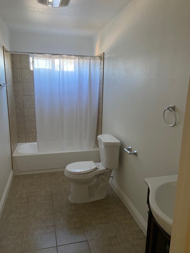 Building Photo - 291 E 46th St