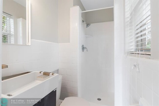 Building Photo - 510 SW 11th Ct