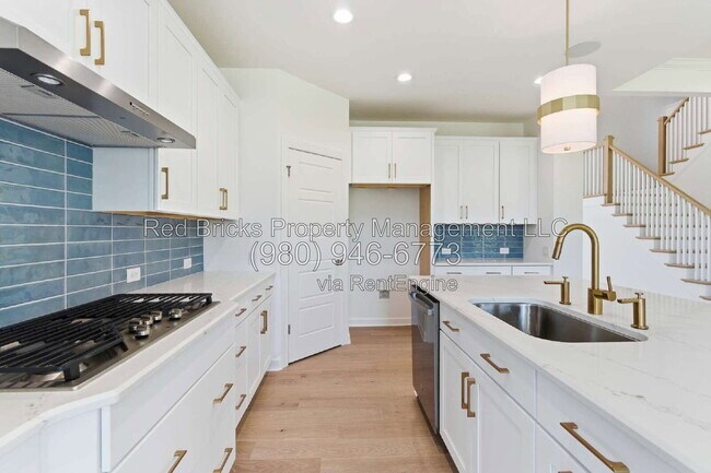Building Photo - 4016 Dahlia Dr
