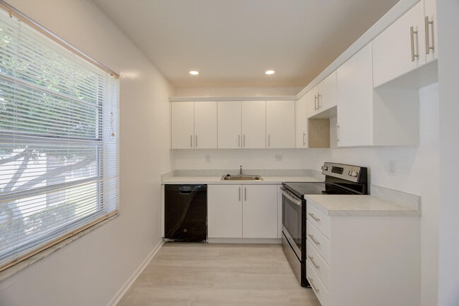 Building Photo - 473 Burgundy N