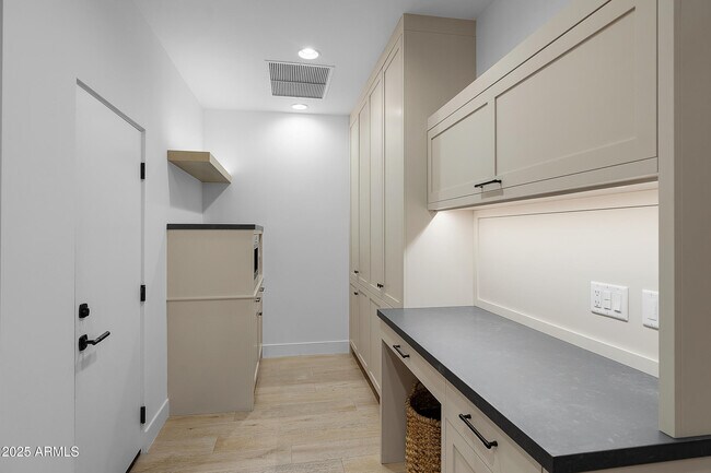 Building Photo - 5841 N Echo Canyon Cir