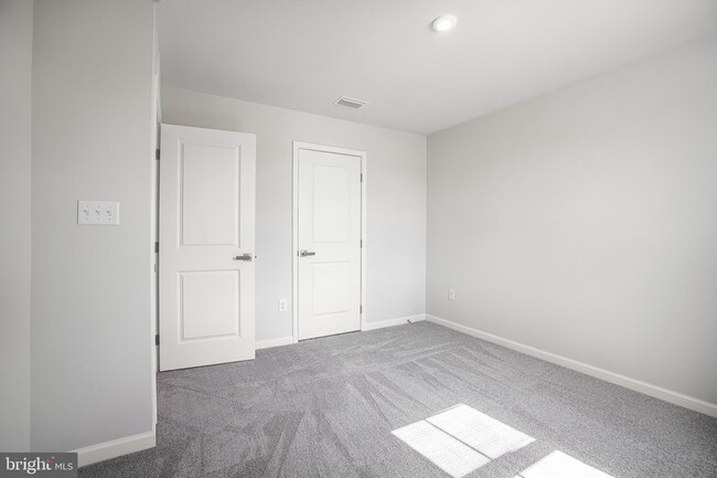 Building Photo - 704 Four Seasons Ct