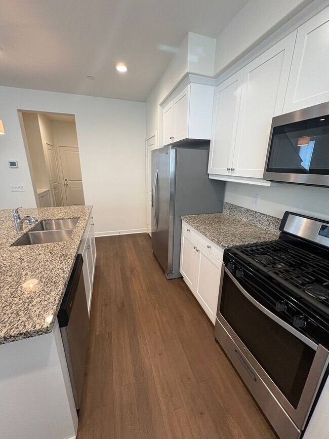 Building Photo - Spacious 3-Bedroom Townhome with Garage and Solar