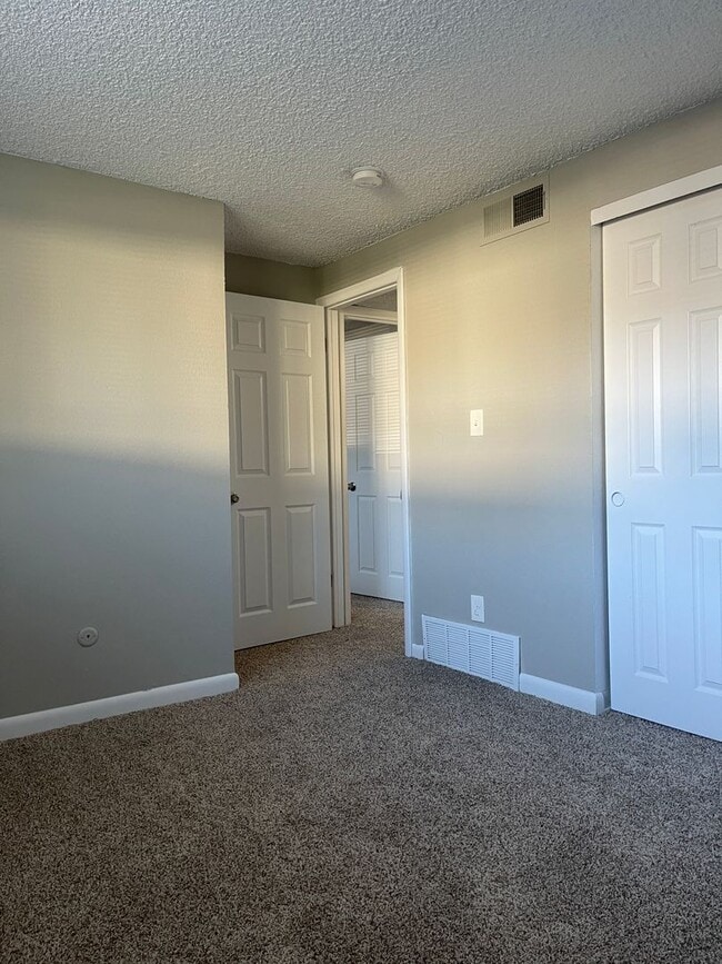 Building Photo - 3 Bedroom 2 Bathroom Condo in Lakewood