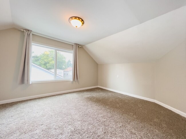 Building Photo - Country living 5 bed w/RV parking and 3 car garage!