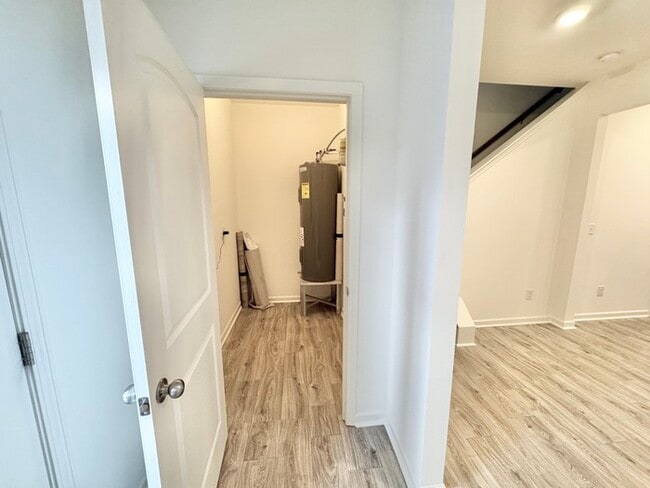 Building Photo - Charming 2 br 2.5 ba townhome covered fron...