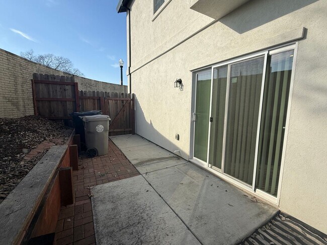 Building Photo - 8461001/85