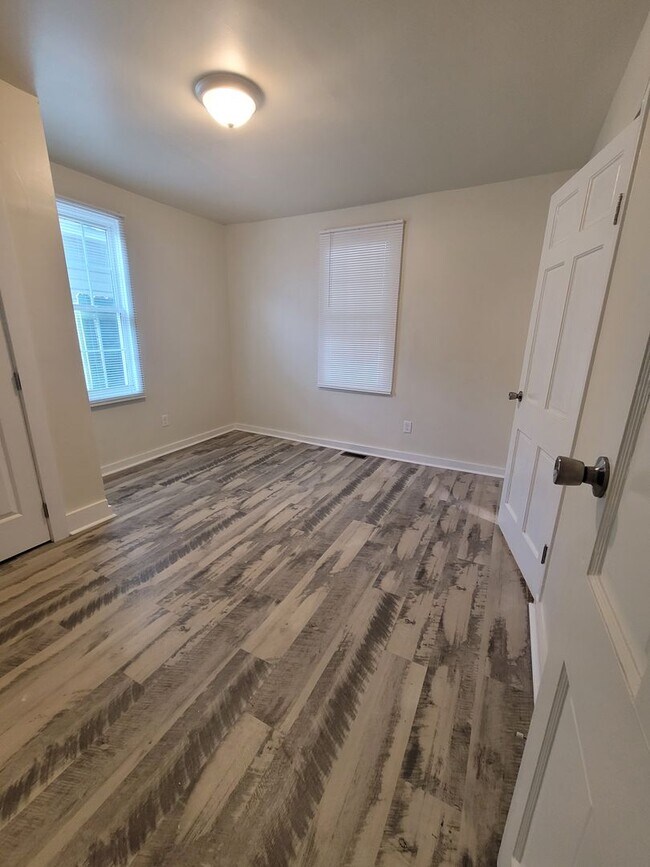Building Photo - Newly renovated 4 bed 2 bath home in the heart of Downtown Wilmington .