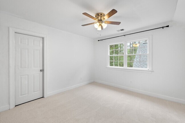 Building Photo - *Charming Farmhouse Style Retreat in Youngsville*