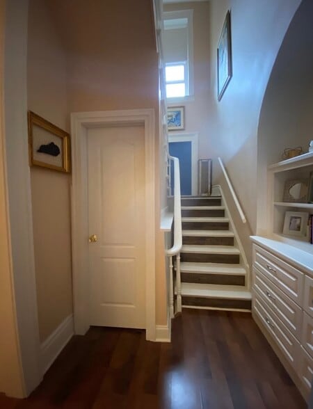 Building Photo - 124 E Oak St