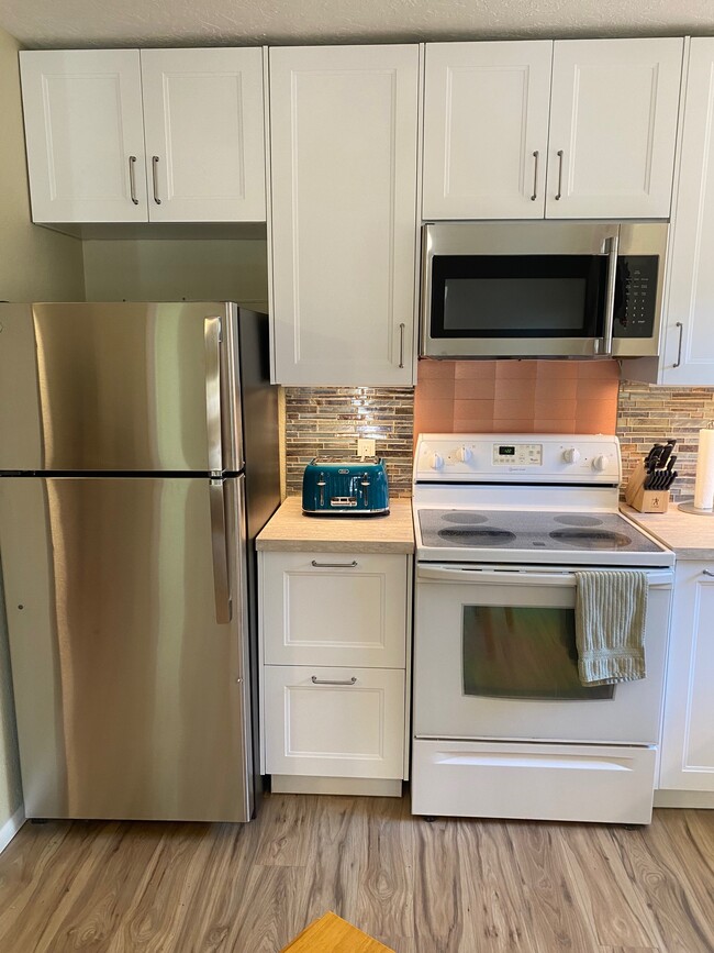 Fridge includes ice maker - 2013 Coal Pl SE