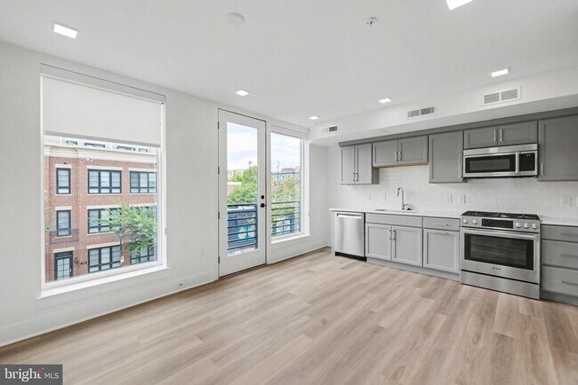 Building Photo - 701 N Henry St