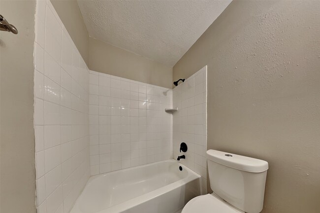 Building Photo - 29439 Fox River Dr