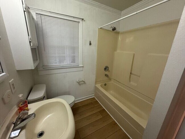 Building Photo - Downtown Pensacola - 2 bedroom, 1 bathroom