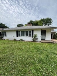 Building Photo - Three bed one bath available now!