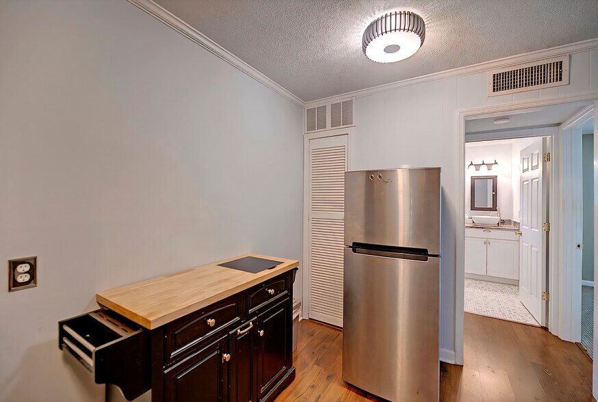 Building Photo - 867 Colony Dr