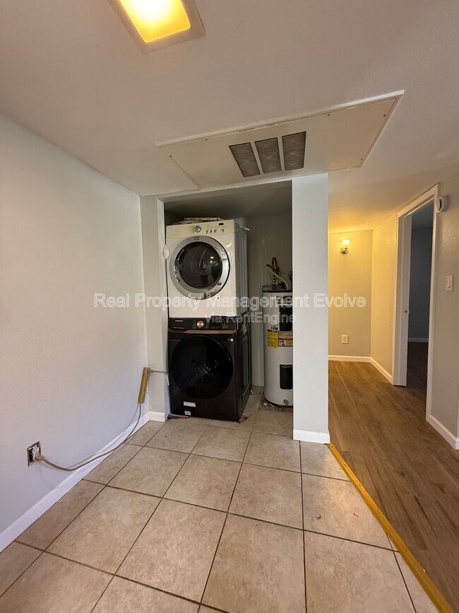 Building Photo - 1336 E Mountain View Rd