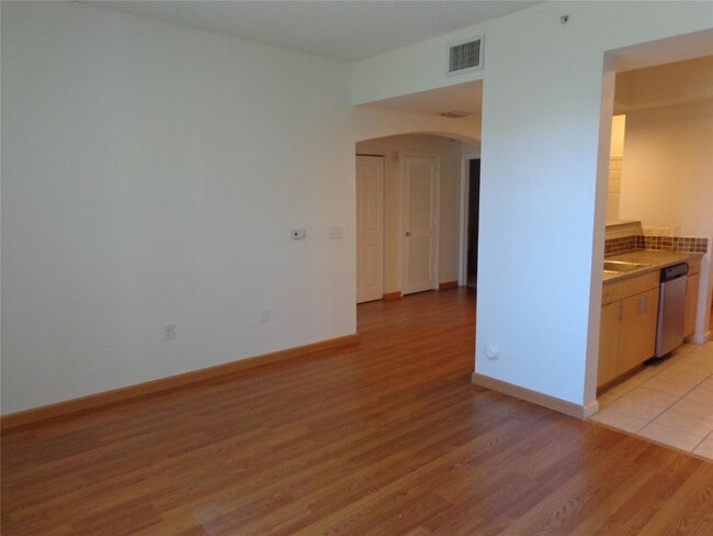 Building Photo - 533 NE 3rd Ave