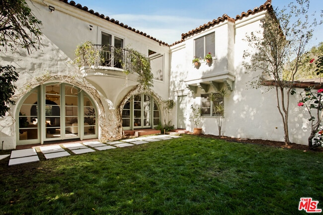 Building Photo - 1518 N Beverly Dr