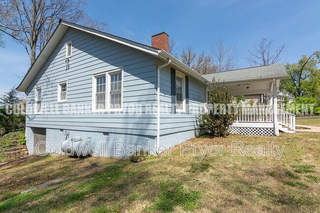 Building Photo - 323 Walsh Rd