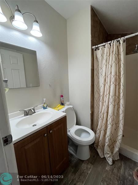 Building Photo - 242 NE 39th Ct