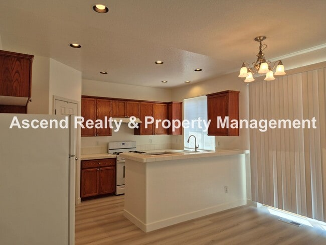 Building Photo - Available NOW! Updated in Arbor Roses 3Bed...