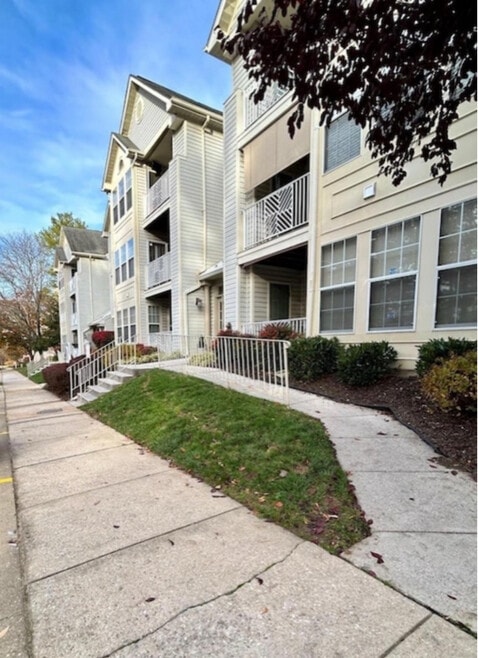 Building Photo - 8009 Township Dr