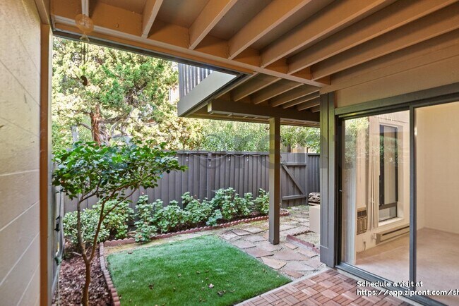 Building Photo - 2000 Rock St