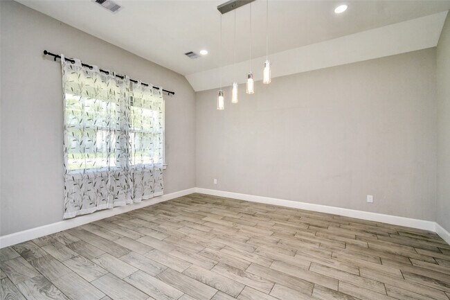 Building Photo - 1507 5th St