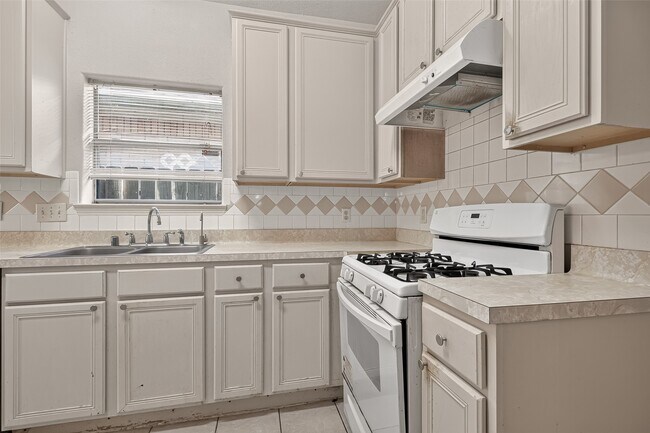 Building Photo - 8503 Raybluff Ln