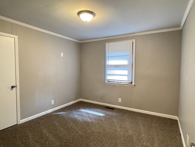 Building Photo - Excellent location! Just Remodeled 2 Bed/1...