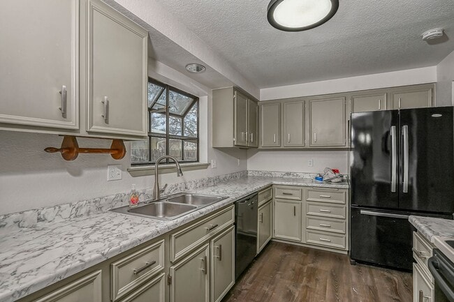 Building Photo - 3-bedroom 2-bathroom home with fenced back...