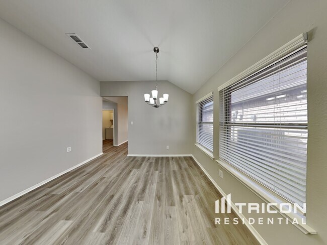 Building Photo - 1082 Roundrock Dr