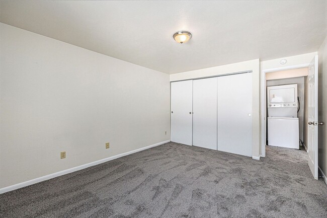 Building Photo - 2 Bedroom 2 Bathroom Townhome in Central A...