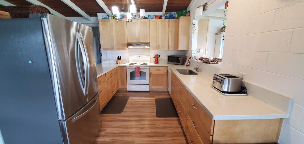 Large Kitchen with plenty counter and cabinet space - 68-243 Au St