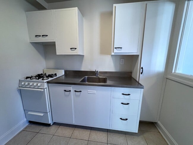 Building Photo - 6 Church St