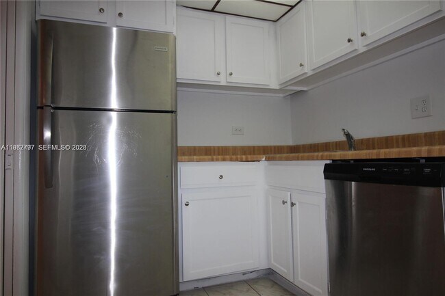 Building Photo - 3680 Inverrary Dr