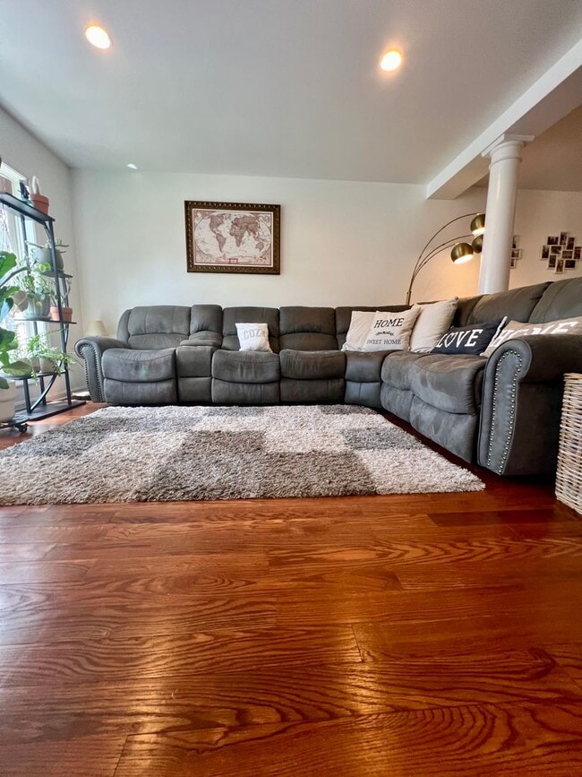 Building Photo - Stunning 3-Bedroom Townhome with 1-Car Gar...