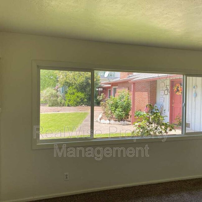 Building Photo - 3028 NE Douglas Ave