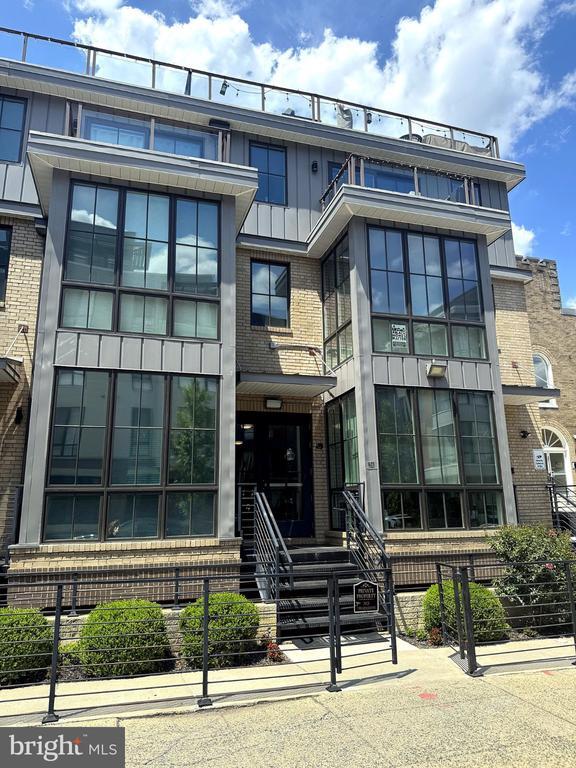 Building Photo - 625 Park Rd NW