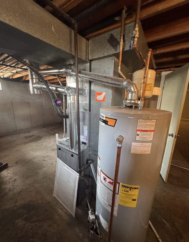 Building Photo - Welcome Home to Desirable Fenton!