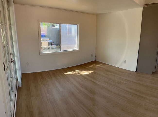 Building Photo - 2 Bedroom / 1 1/2 bathroom home in Perris