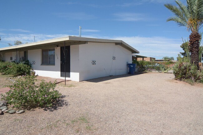 Building Photo - 1518 S Tucson Blvd