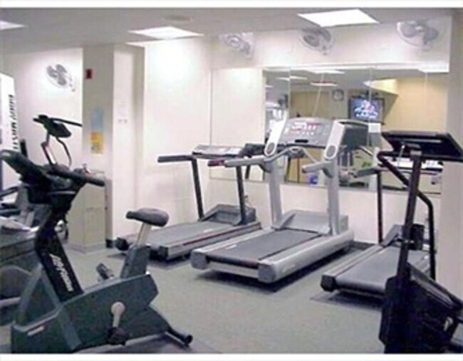 Building Photo - Short walk to Longwood Medical Area! 2-bedroom, 2-bath residence at the highly desirable Brook Ho...